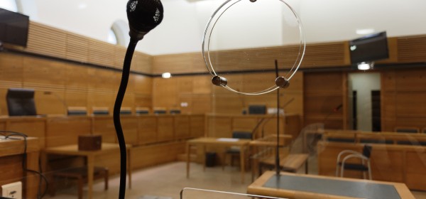 Avocats et juges à l’unisson contre les cages en verre dans les tribunaux